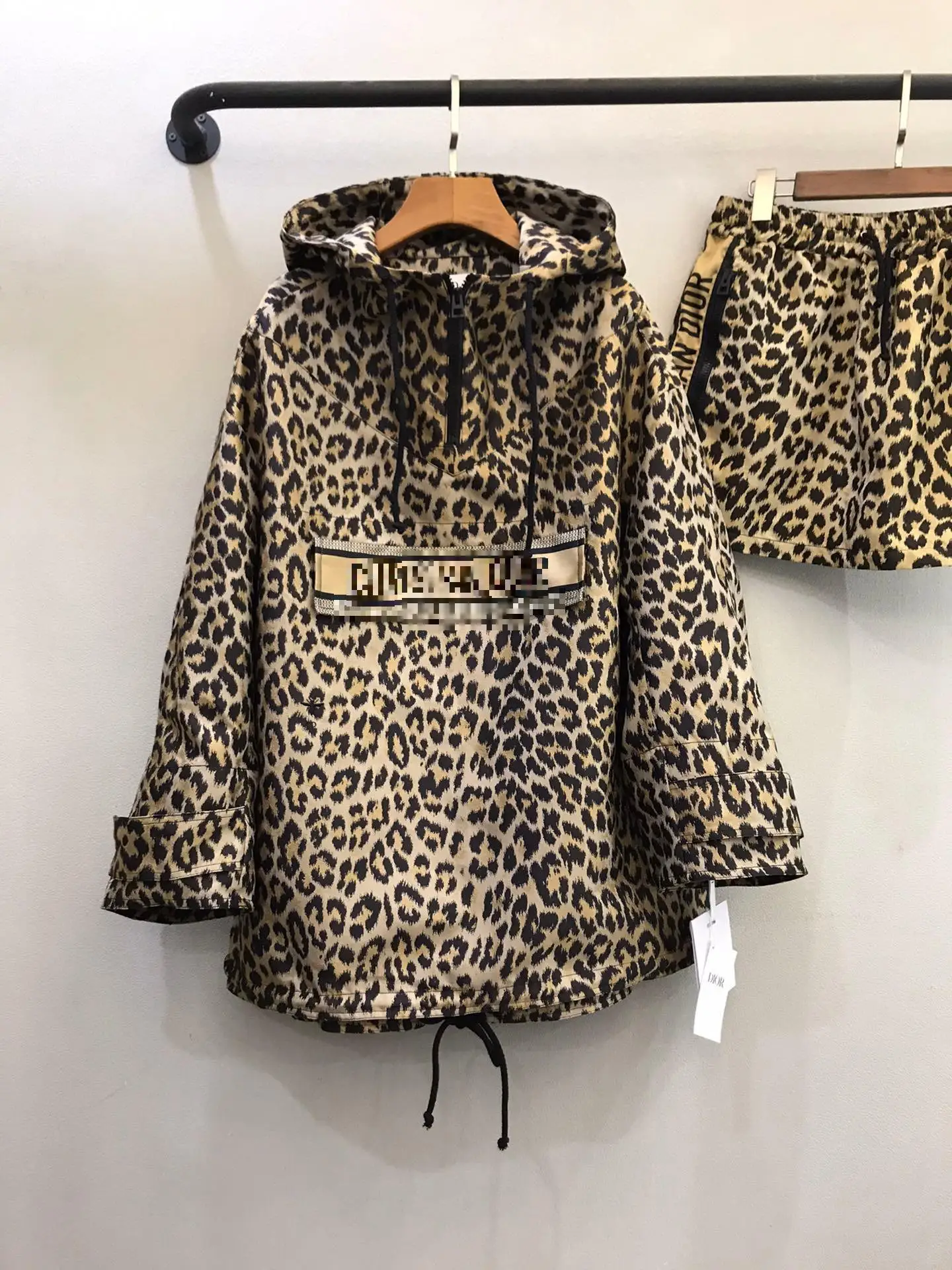 

2021 Autumn Women Fashion High Street Brown Leopard Long Sleeves Front Pocket Coat With Hat High Quality