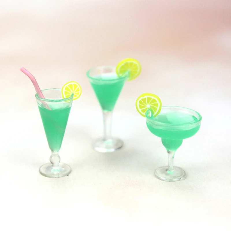 

1Pcs Mini Resin Cocktail Cup Simulation Drink Glass Model Toy Doll House Decoration Scale 1/12 Dollhouse Miniature Accessories