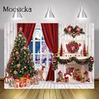 Фон для фотосъемки с изображением страны чудес зимних морозных окон медведи подарки красная занавеска Рождественский портрет венок олень деревенское дерево фото