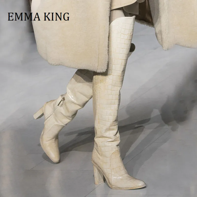 Женские сапоги выше колена с острым носком на молнии массивном каблуке Осень