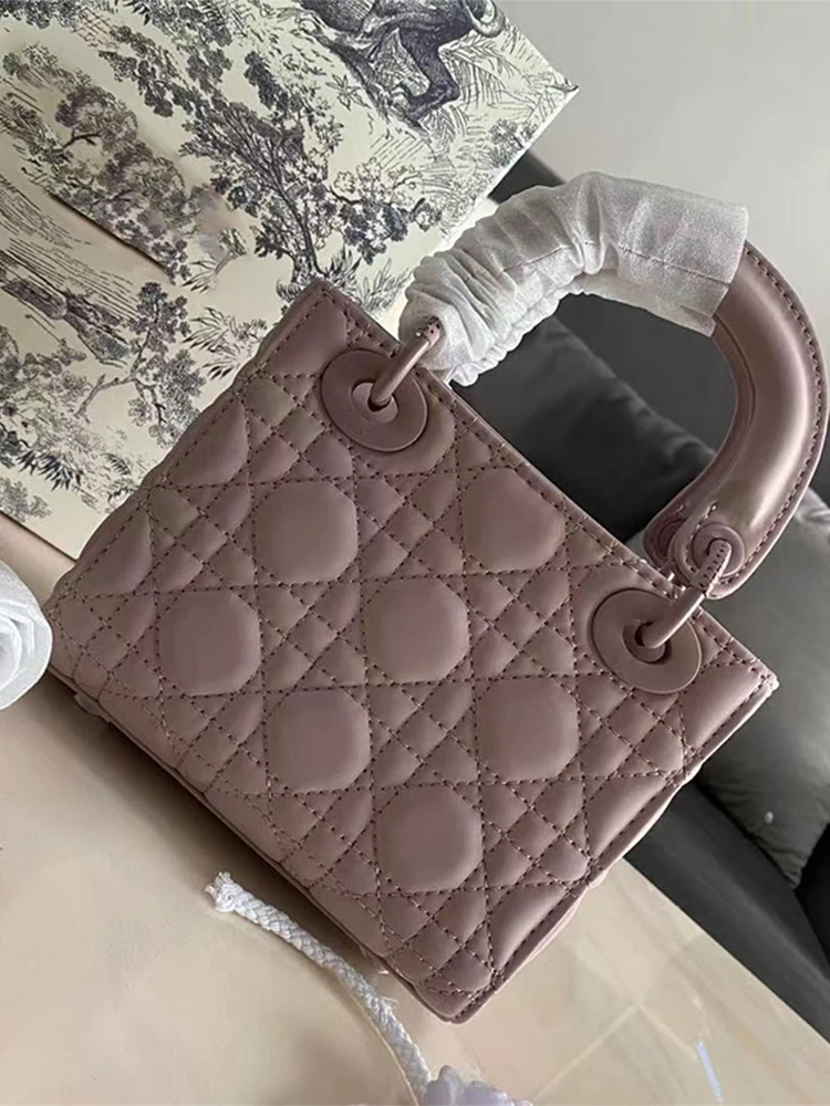 

2021 Women Fashion Luxury Frosted Rattan Checked Bovine Leather Clamshell Handbag Hand Bill Of Bill Shoulder Cross-Body Bag