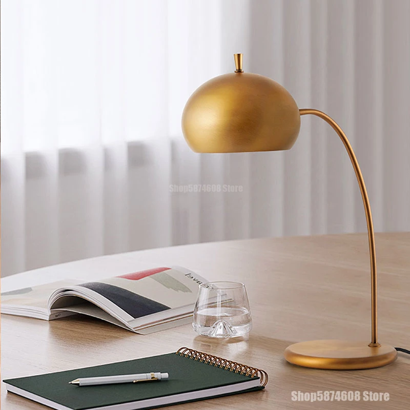 Скандинавская латунная настольная лампа в стиле ретро светодиодная для гостиной