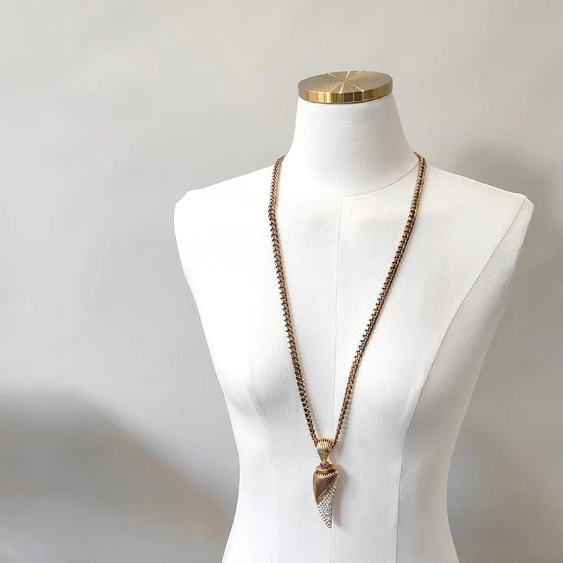 

European and American trend new antique retro distressed crescent bone necklace