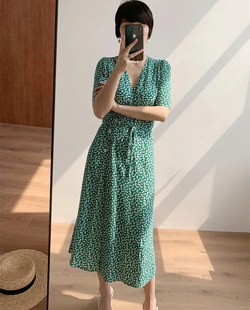 Женское платье средней длины с запахом мягкое приталенное из вискозы цветочным