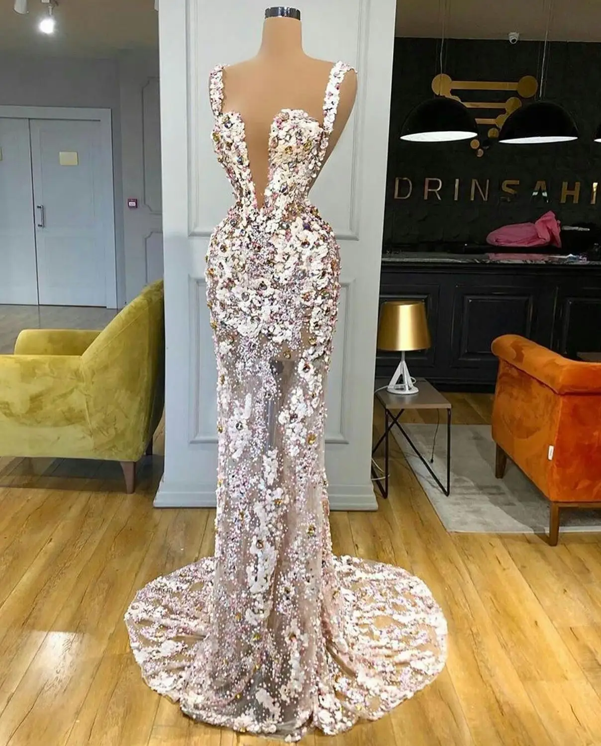 Gorgeous 3D Floral Appliques Evening Dresses with Crystals Illusion Deep V Neck Pearls Prom Gowns Luxury Fashion Designer Celebr