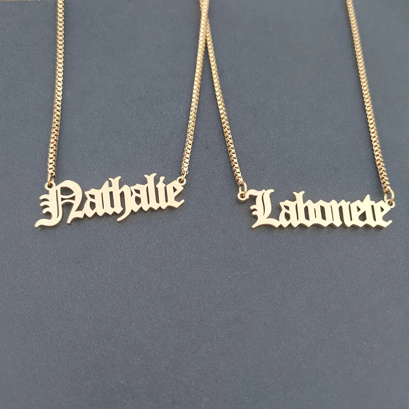 Цепочка с именем на английском языке для женщин и мужчин