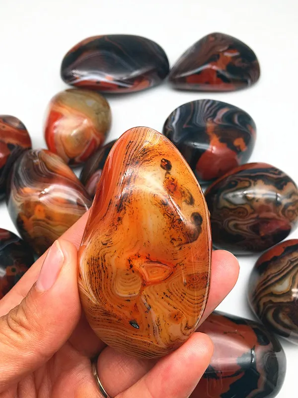 

Natural silk agate agate palm stone small stone and crystal beneficial crystal spirit chakra carving