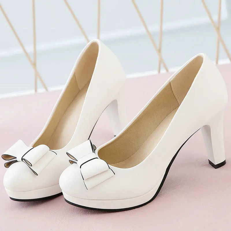 Женские туфли на квадратном каблуке белые бежевые или розовые вечерние лодочки