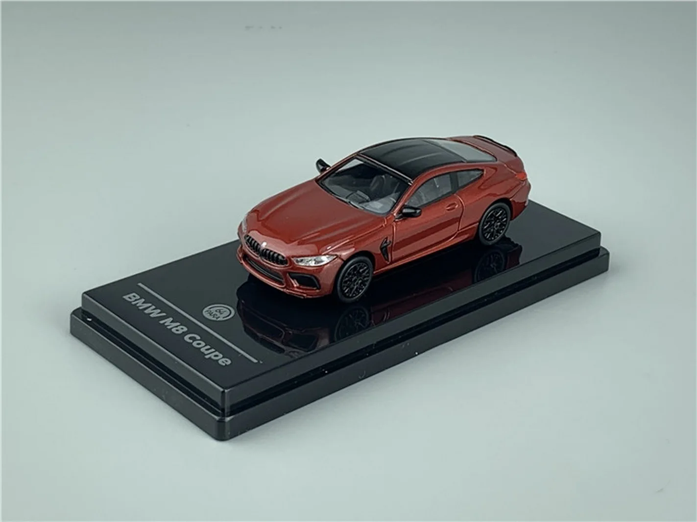 Коллекционная красная модель автомобиля из литого под давлением в масштабе