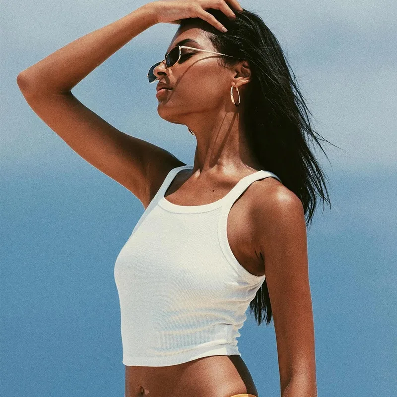 Женский укороченный топ без рукавов повседневный однотонный белый с открытой