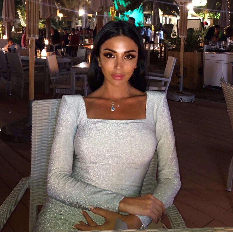 Женское блестящее платье средней длины серебристо серое облегающее с длинным