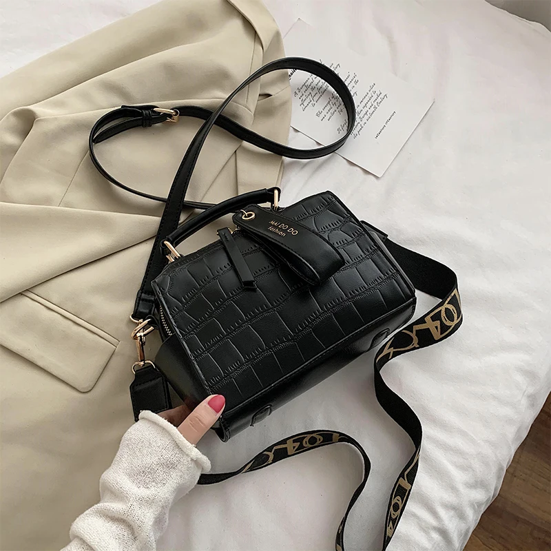 

2021 New Woman Shoulder Bag High Quality PU Chain Diagonal Small Bag Luxury Designer Handbag Underarm Bag 2021 Summer Female Bag