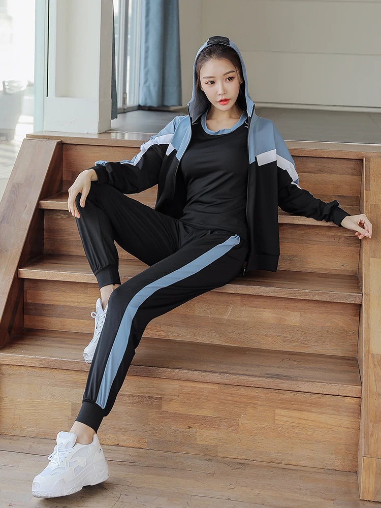 

2020 New Women Fitness Set 4 in 1 Yoga Set Black Yoga Bra & Yoga Pants & T-Shirts & Patchwork Hoodies Sport Wear Run Outdoor Jog