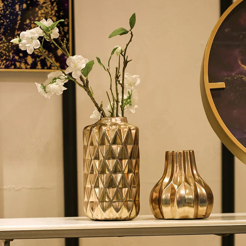 

Vintage Ceramic Gold Vase Nordic Modern Prismatic Relief Texture Gilded Flower Vases Coffee Table Desktop Flower Pots Decorative