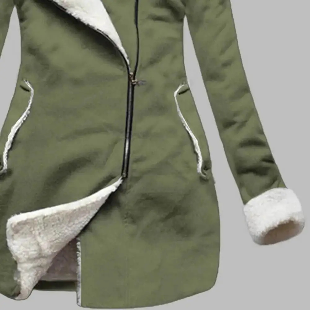 Женское однотонное теплое пальто на флисовой подкладке с капюшоном и боковыми