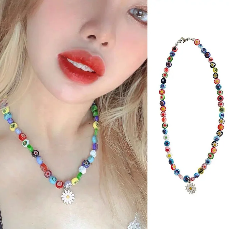 

Kiwiberry Female Daisy Pendant Necklace Glass Freshwater Pearl Necklace Small Daisy Flower Necklace Color Beaded Clavicle Chain