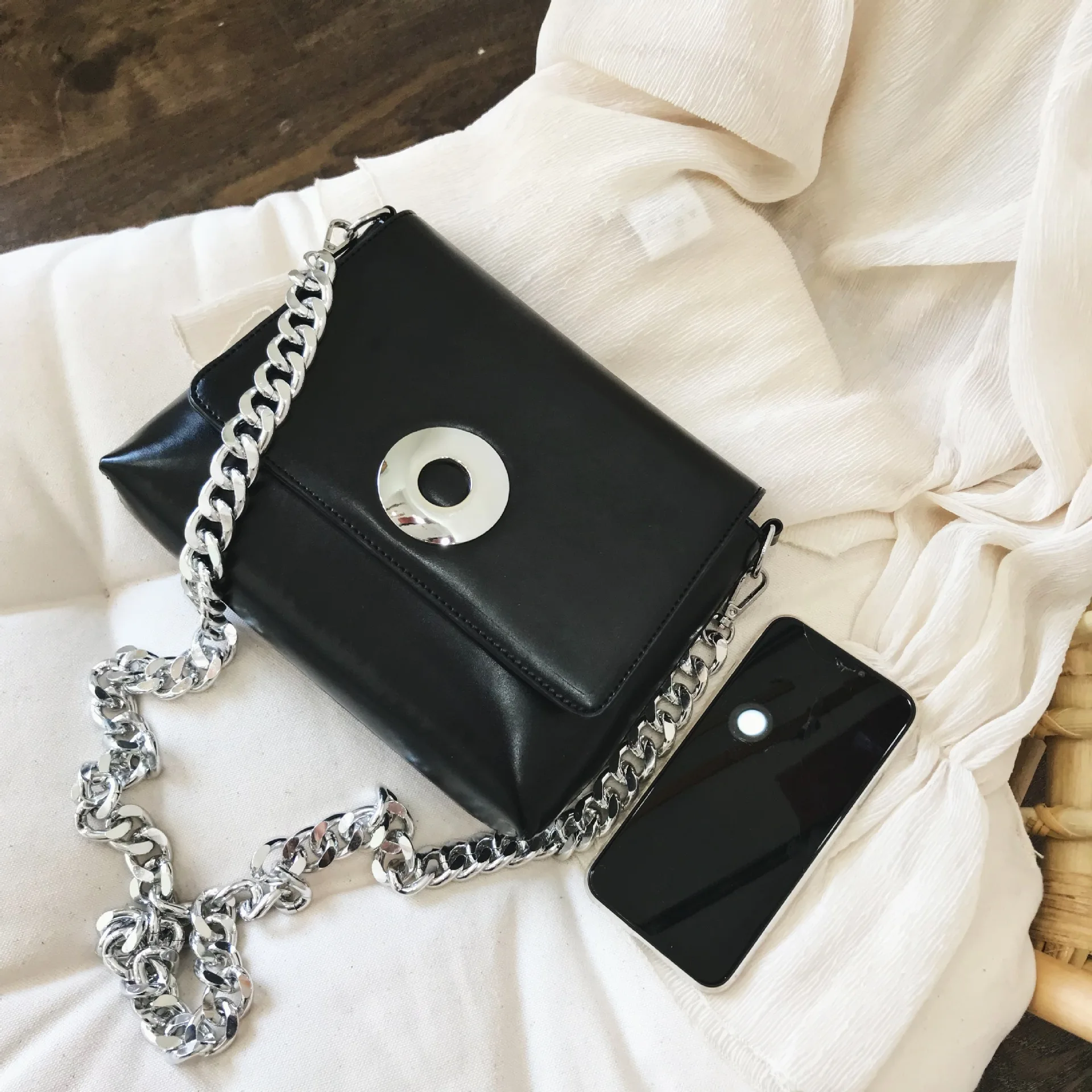 Женские сумки известного бренда женская сумка-мессенджер с толстыми цепочками