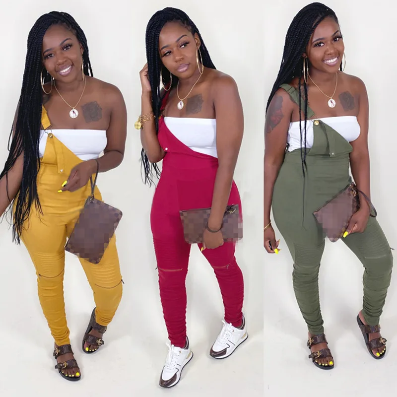 

Однотонный плиссированный комбинезон на бретельках с цепочкой и брюками