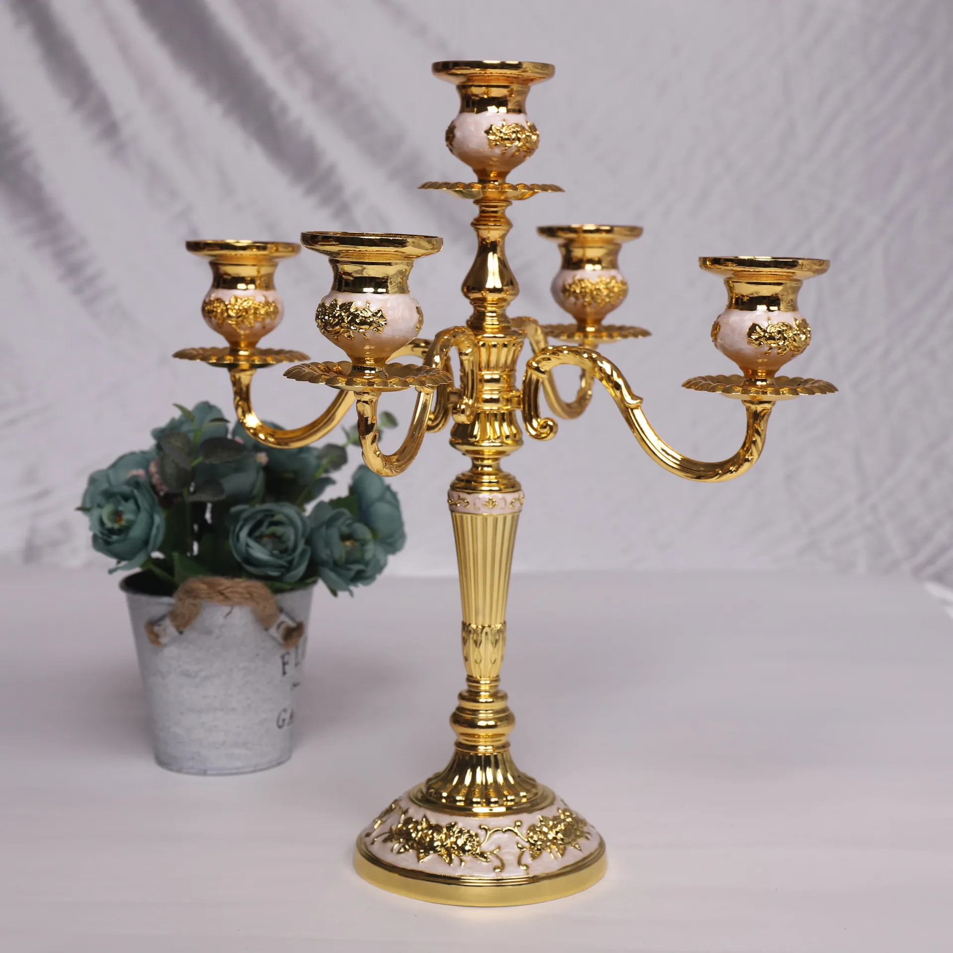 

Nordic Large Candle Holder Metal Creative Vintage Modern Holders Simple Golden Table Decoration Kaarsenhouder Home Decor BN50CH