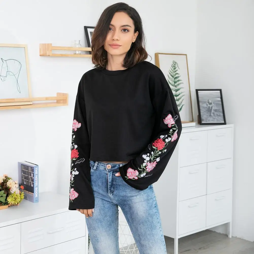 Укороченный черный Свитшот для осени и зимы топы с цветочной вышивкой
