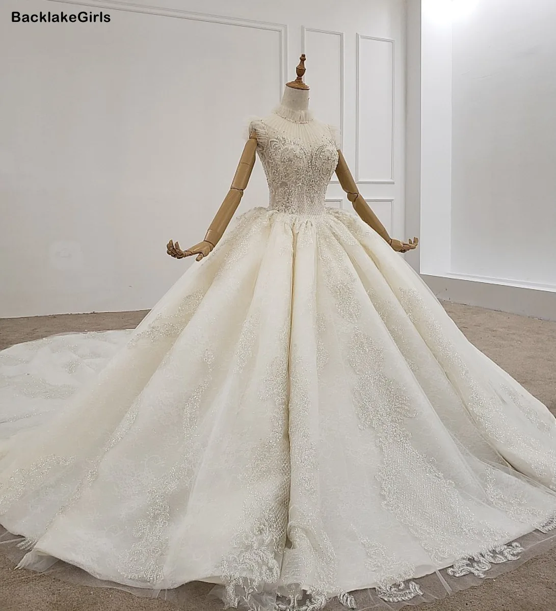 Свадебное платье с блестками и кружевами свадебное шлейфом для собора белые