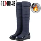 FEDONASмодные женские зимние сапоги; теплые меховые сапоги на танкетке и высоком каблуке; пикантные высокие сапоги; женские высокие сапоги на платформе