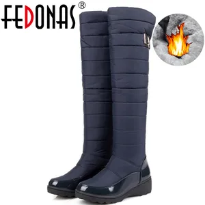 FEDONASмодные женские зимние сапоги; теплые меховые сапоги на танкетке и высоком каблуке; пикантные высокие сапоги; женские высокие сапоги на платформе
