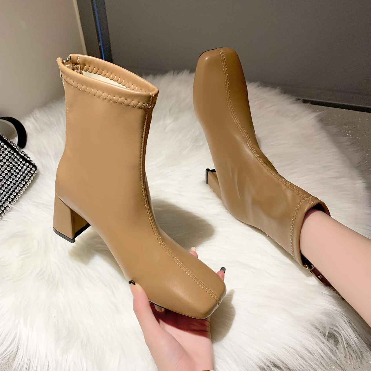 Новинка 2022 зимние стильные флисовые сапоги до середины икры на массивном каблуке