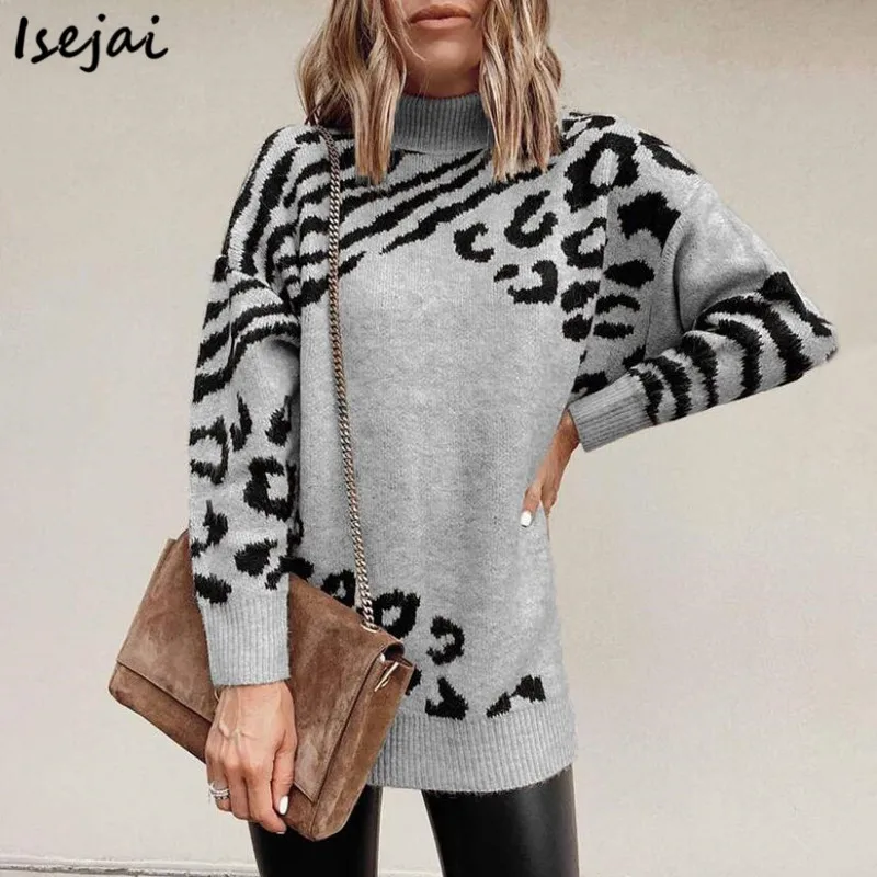 

Женский трикотажный свитер-водолазка с леопардовым принтом