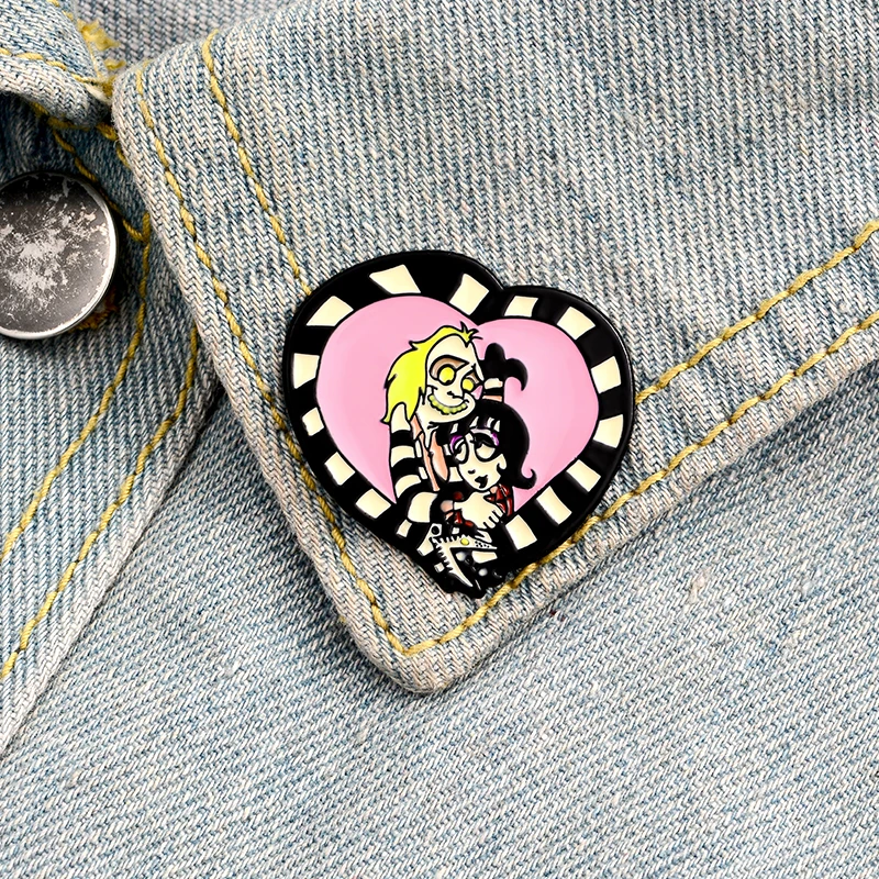 Beetlejuice and Lydia lapel pin heart shape sandworm brooch horror art gift Halloween jewelry Badge Lapel Pin | Украшения и