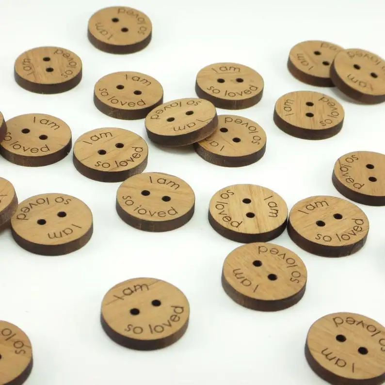 Персонализированные деревянные пуговицы. Выгравированные бирки на