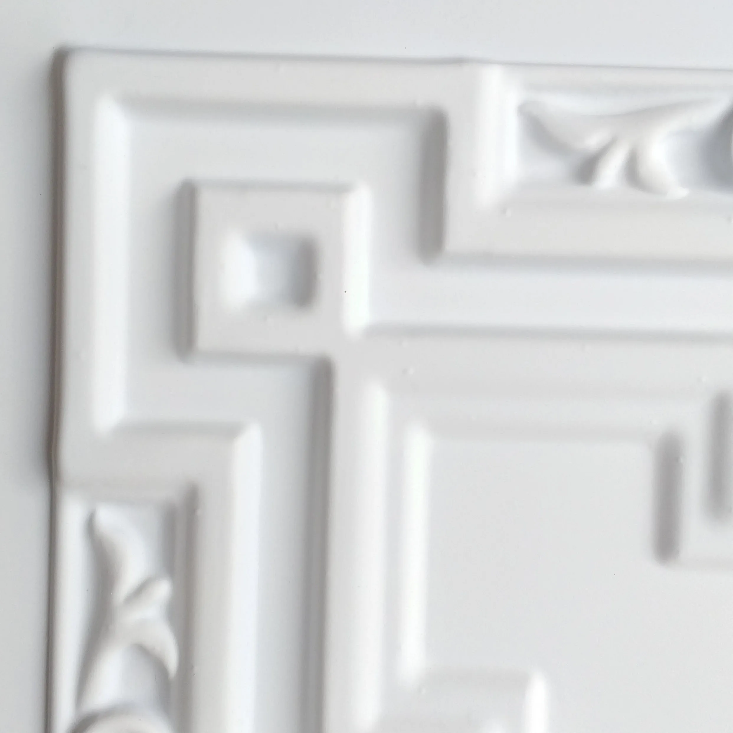 Потолочная плитка из искусственного олова окрашенные белые матовые цветные