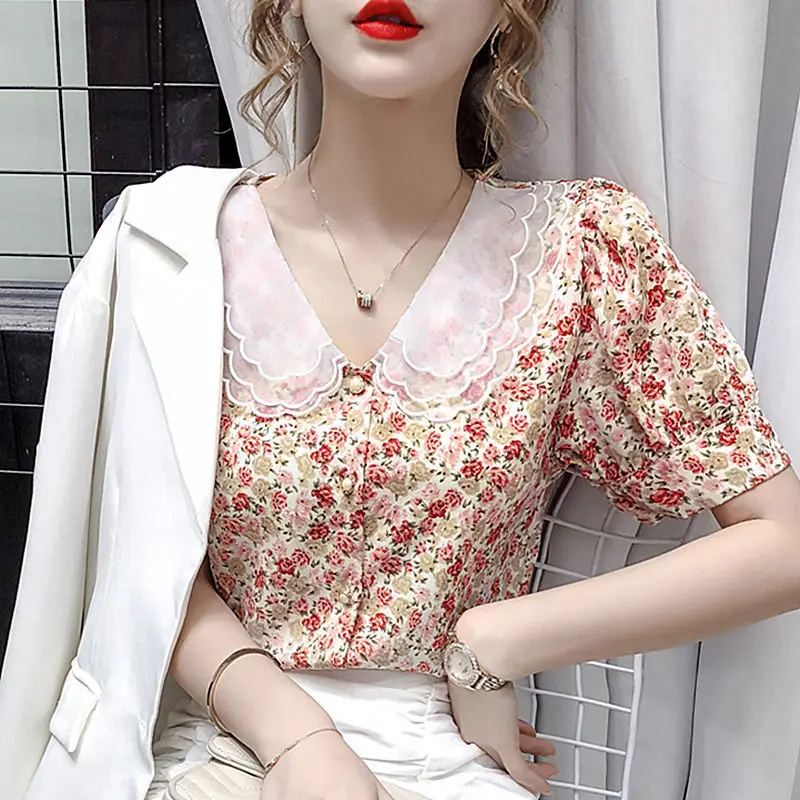 

2021 Korean version new versatile women's design sense minority Lace Baby collar floral shirt Summer Short Sleeve Shirt