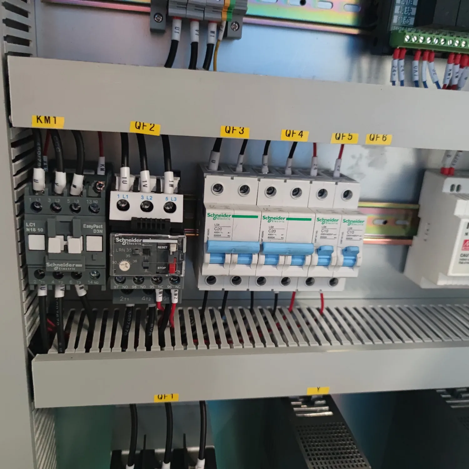 Другая цена для прессового тормоза в деревянной коробке с системой контроллера