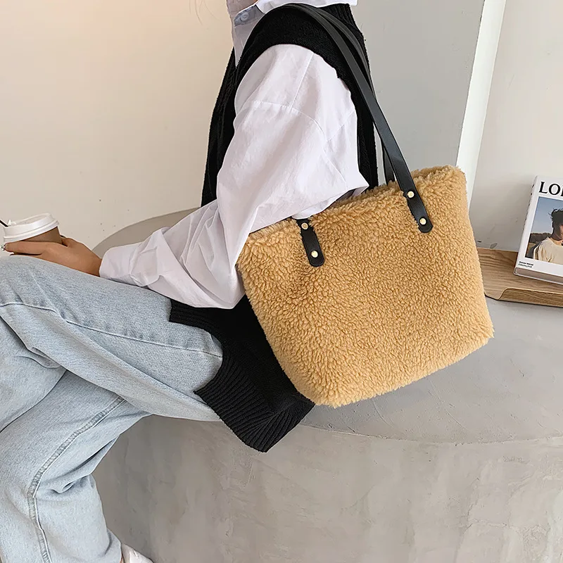 

European and American Women's Large-capacity Handbags 2021 New Trendy Fashion Simple Shoulder Bag Net Red Plush Tote Bag