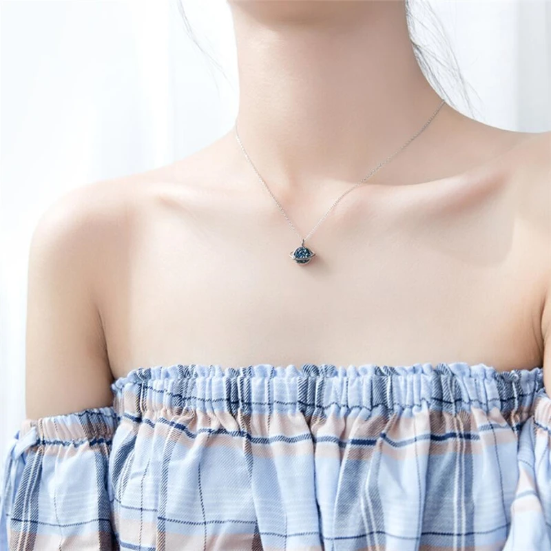 Женская серебряная цепочка на ключицы с эффектом памяти голубыми планетами и