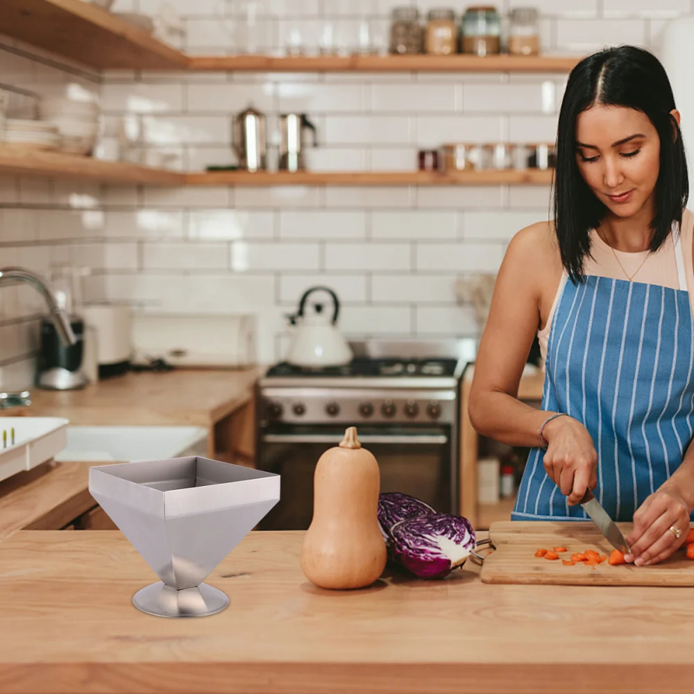 Четыре пирамидальные формы из нержавеющей стали практичные для холодной посуды