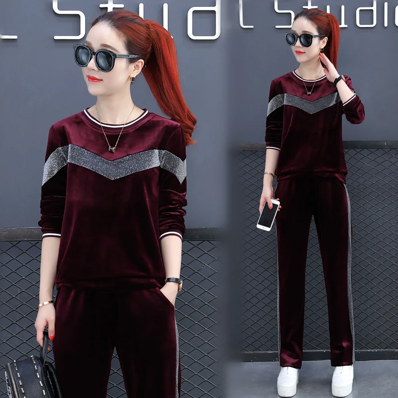 Женский бархатный костюм-двойка с круглым вырезом |