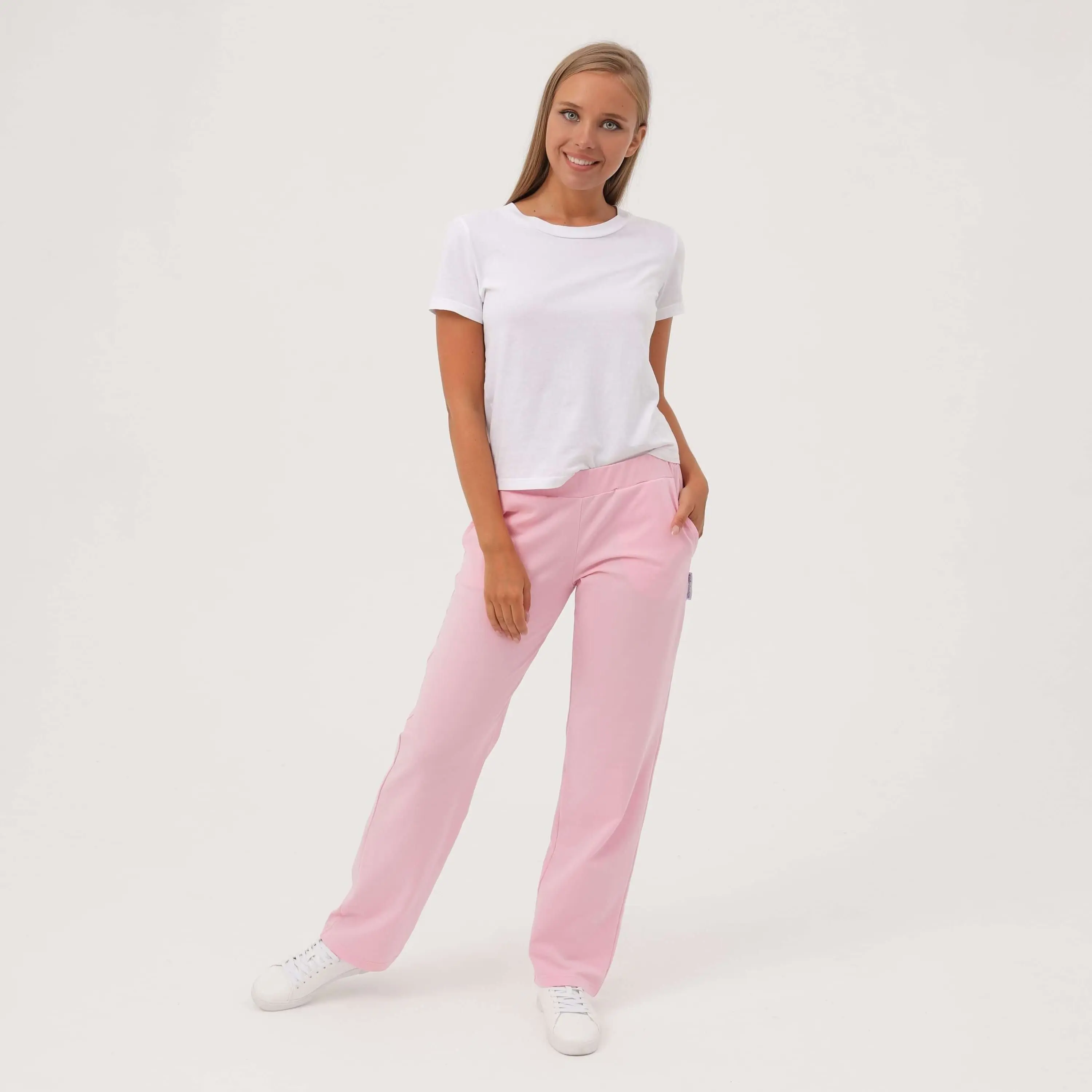 Спортивные брюки женские хлопок. Розовые брюки свободного кроя. Брюки хлопок женские розовые. Розовые брюки женские 2021. Белая футболка розовые штаны.