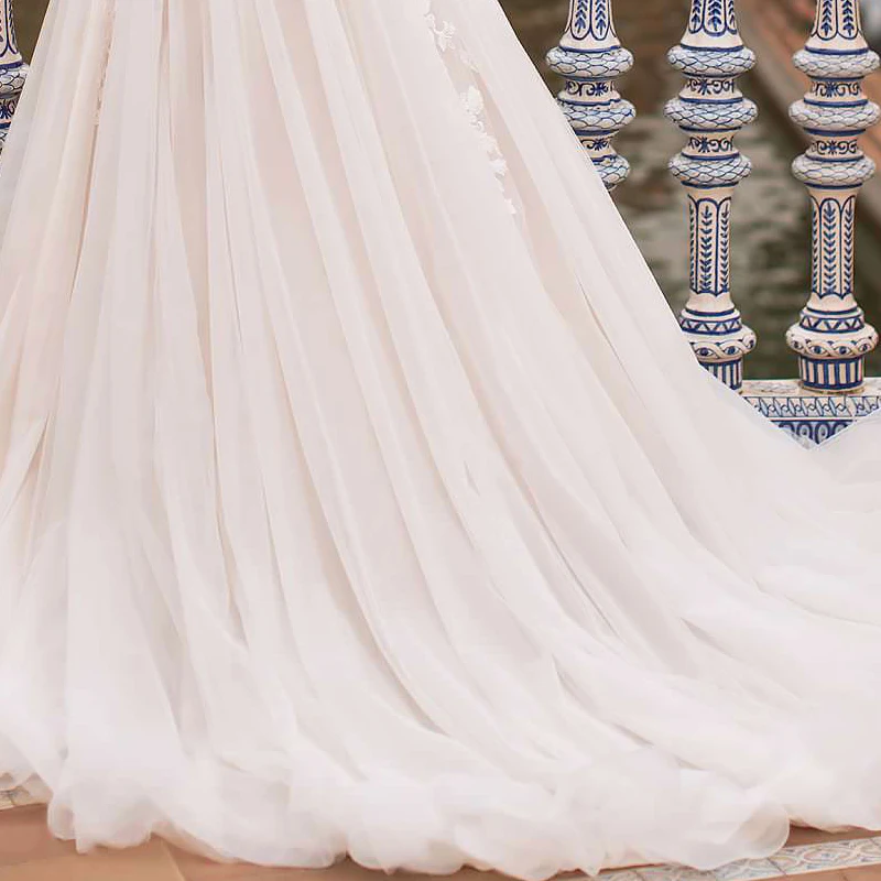 

2021 Hot Sale Sleeveless Chapel Train Bridal Ball Gown Luxury Embroidery Appliques Tulle Button Back O-Neck Lace Wedding Dress