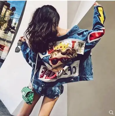 Женская джинсовая куртка с отложным воротником и длинными рукавами аппликацией