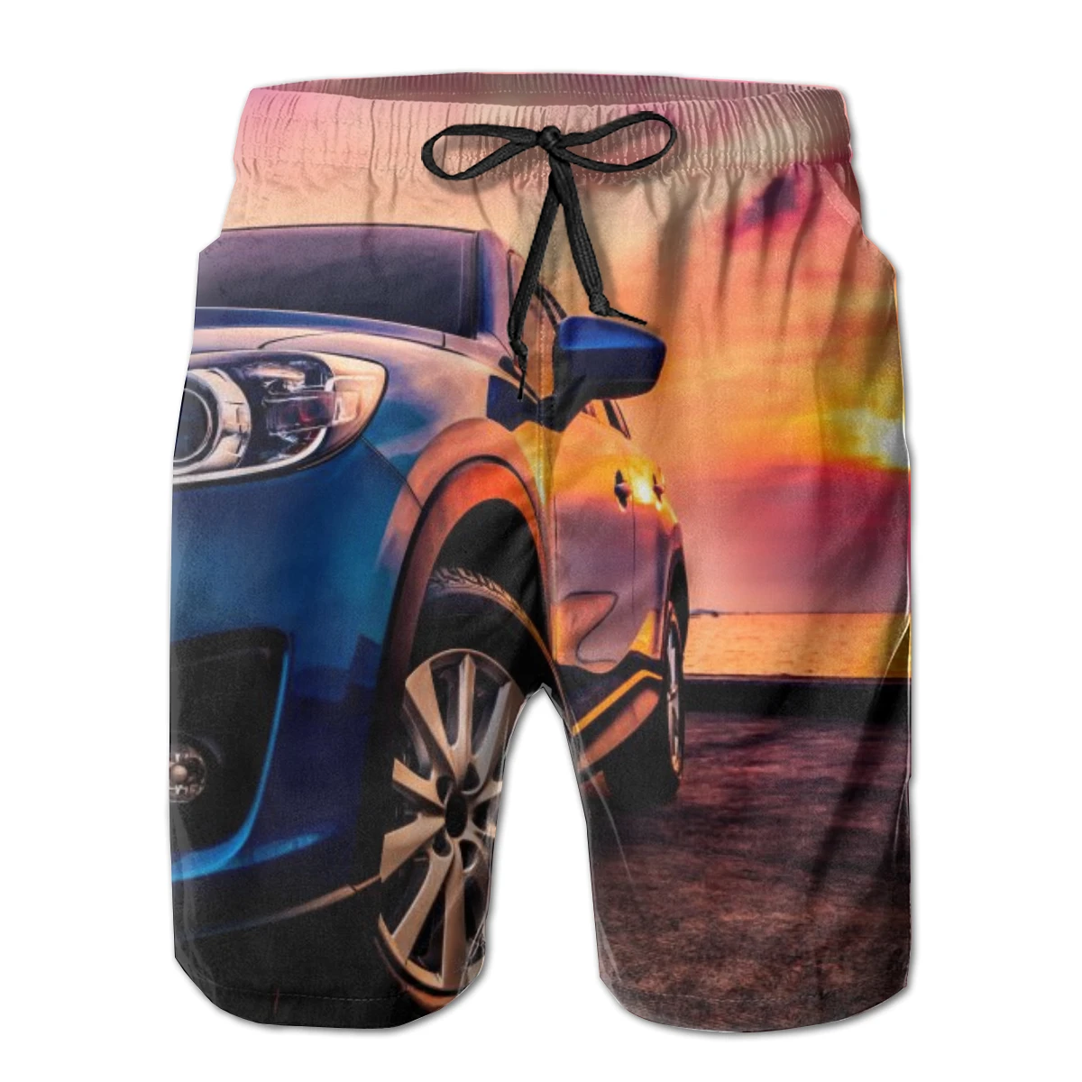 Мужские пляжные шорты для плавания с синим автомобилем припаркованным у моря на