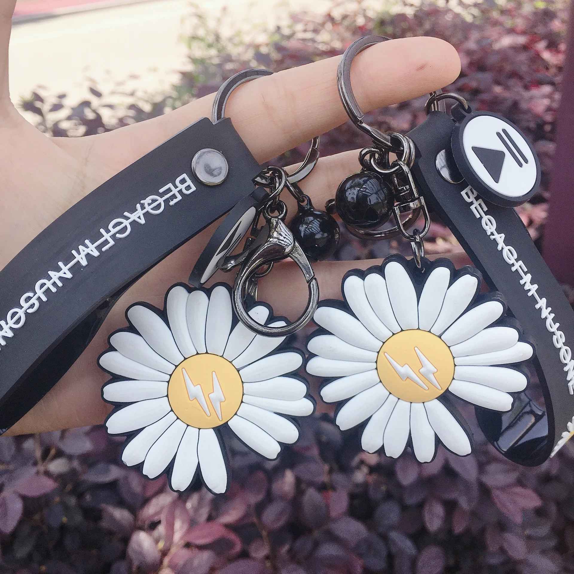 

Creative g-Dragon Small Daisy Car Key Chain Fresh Flower Lovers Keychain Fashionable Bag Pendant Trinket Keyrings Gift