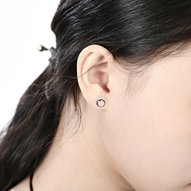 

High Quality 925 Sterling Silver Cartoon Cat Hollow Female Jewelry Girls Asymmetrical Stud Earrings Fashion Simple Cute Gift