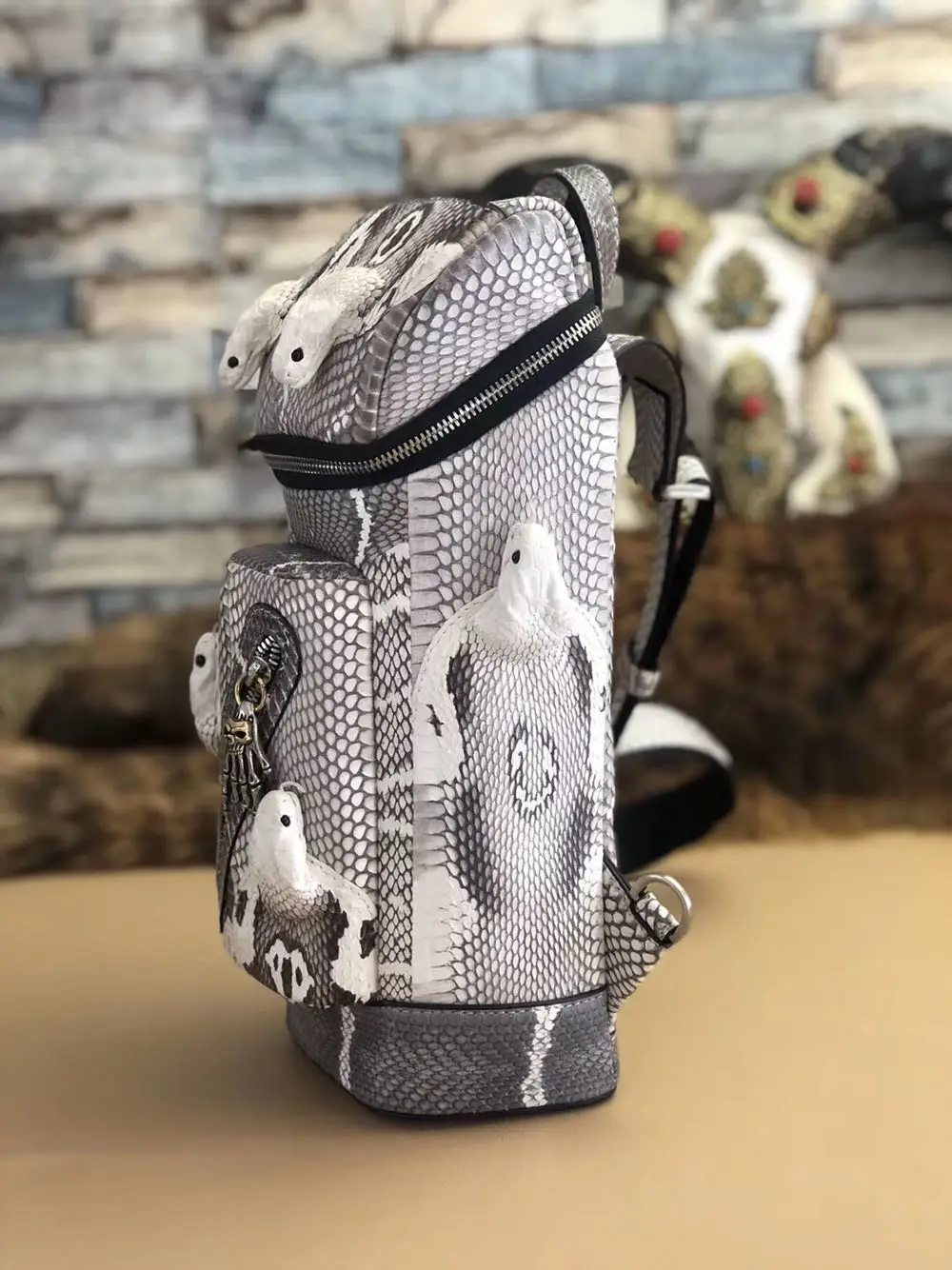 Рисунок 2 - Мужская нагрудная сумка из змеиной кожи