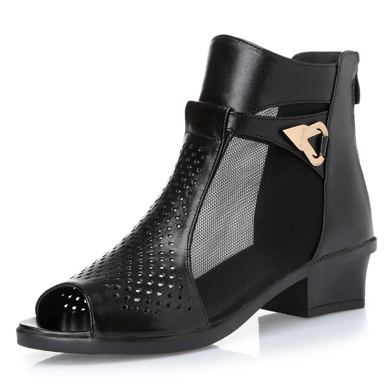 

Middle aged and elderly summer sandals women's summer 2019 new versatile Korean women's shoes leather hollow comfortable mother