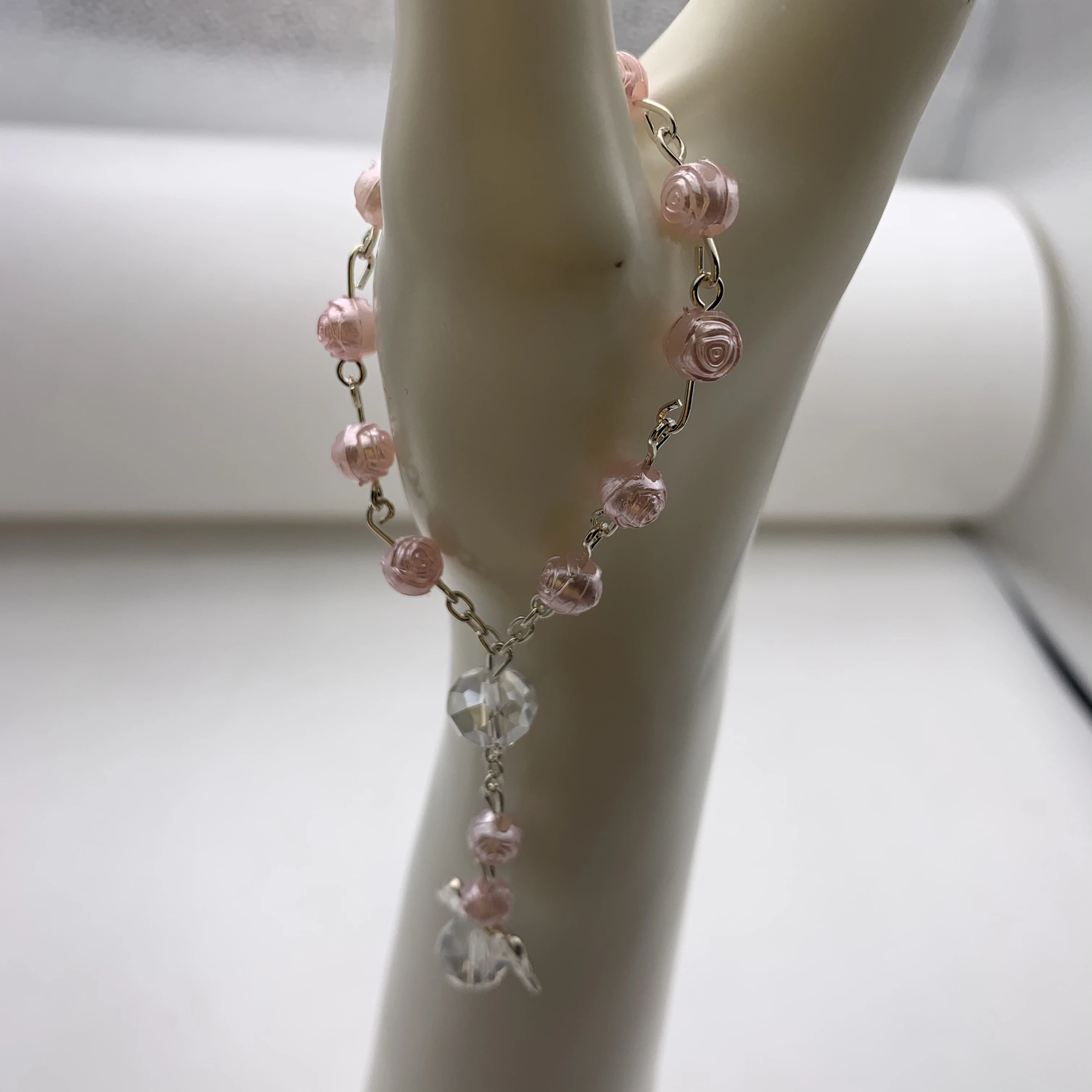 Браслет с белыми кристаллами в виде крыльев Ангела четки для крещения розовые