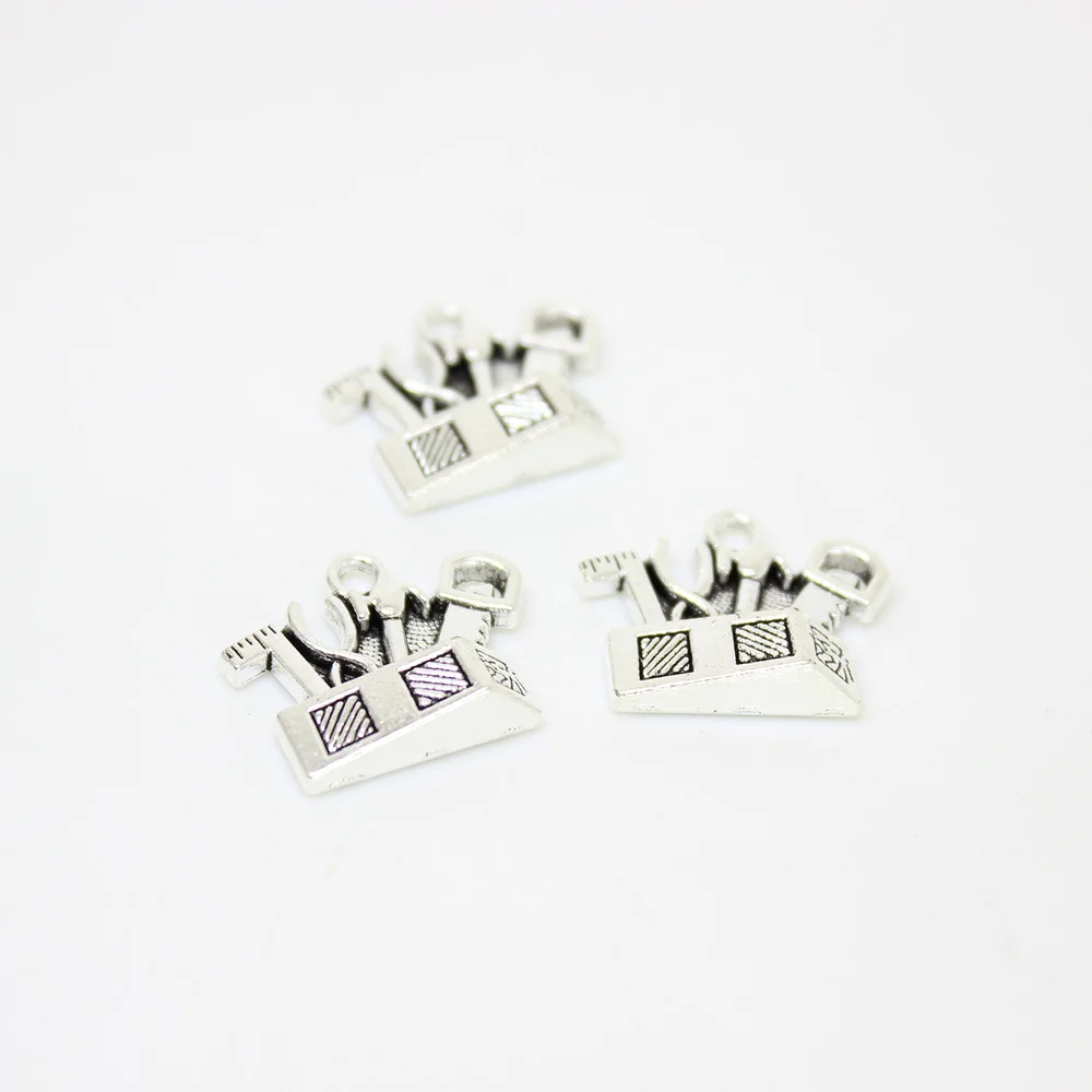 

20Pcs/Lot 17x22mm Toolkit Charms Antique Silver Tone Hammer Saw Tool Box Pendant Pendant For Necklace Earring DiyJewelry Making