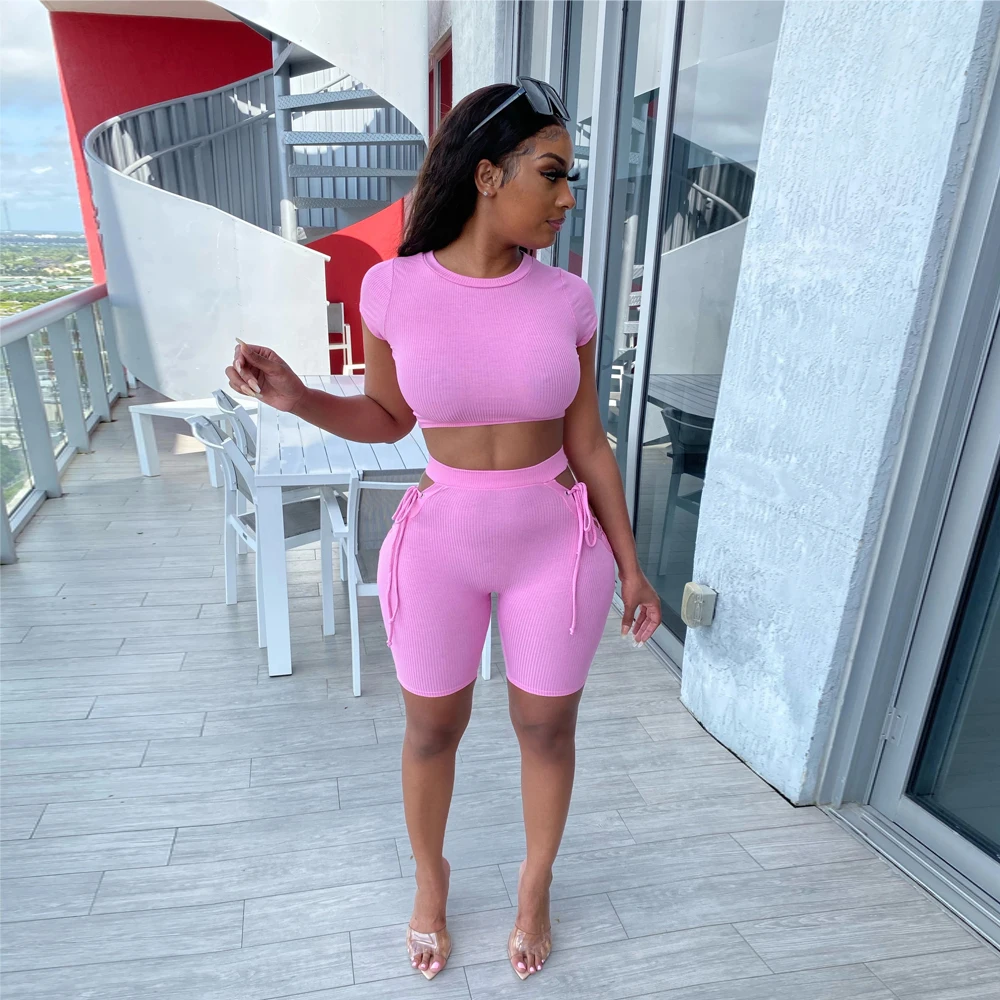 

Костюм с футболкой с коротким рукавом и круглым вырезом с перфорацией и пятиконечными брюками