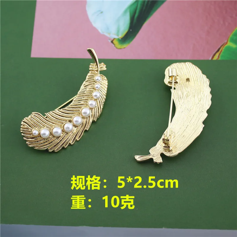 Индивидуальная ретро-брошь из сплава с инкрустацией золотыми перьями и жемчугом